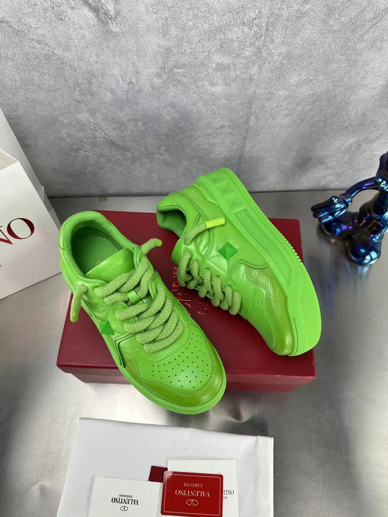 👟👟Ex-factory price 640👟👟 🔺Valentino🔺Valentino new casual shoes 2023 latest model hot style for catwalk couples, thick shoelaces, the same style as Elsa Hosk, Zhang Yixing, Guan Xiaotong and many other stars 🔥 Top version + lasting process, full oil edge on the upper. Fabric: Customized cowhide + cowhide lining with breathable mesh. Outsole: original molded TPU thickened outsole. Size for women is 35-40. Men’s size is 39-45.